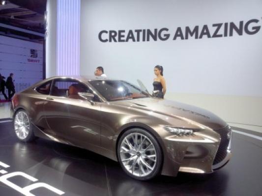 Frumoasele care scot în evidenţă vedetele expoziţiei auto de la Paris